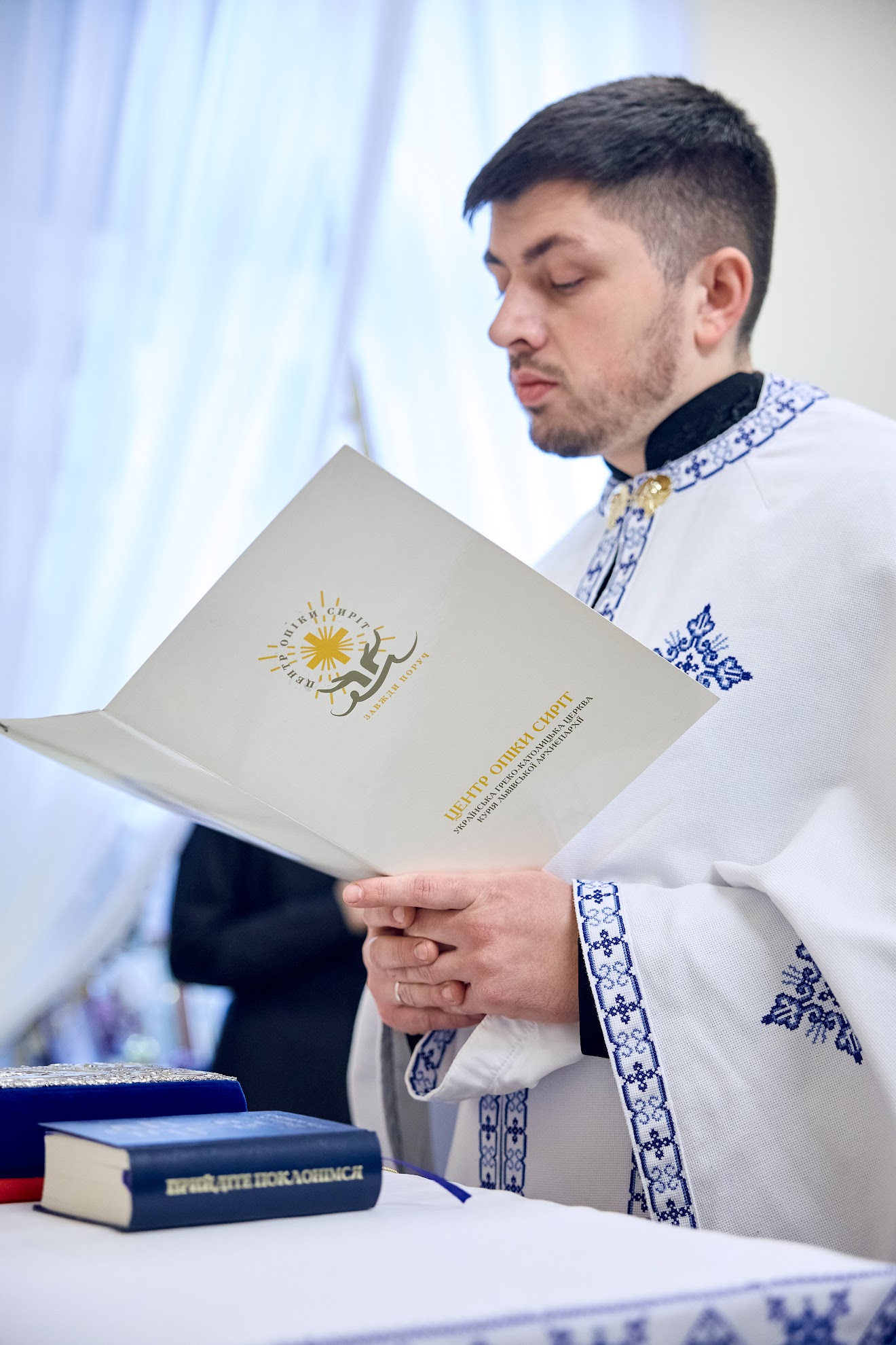 Жива присутність Церкви в освіті: капелани ЦОС освятили портрет Митрополита Андрея та ікону блаженного Миколая Чарнецького у спеціалізованій школі Львова Жива присутність Церкви в освіті: капелани ЦОС освятили портрет Митрополита Андрея та ікону блаженного Миколая Чарнецького у спеціалізованій школі Львова