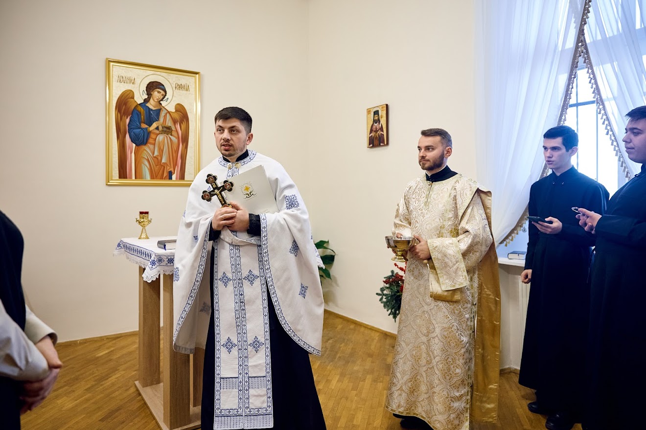 Жива присутність Церкви в освіті: капелани ЦОС освятили портрет Митрополита Андрея та ікону блаженного Миколая Чарнецького у спеціалізованій школі Львова Жива присутність Церкви в освіті: капелани ЦОС освятили портрет Митрополита Андрея та ікону блаженного Миколая Чарнецького у спеціалізованій школі Львова