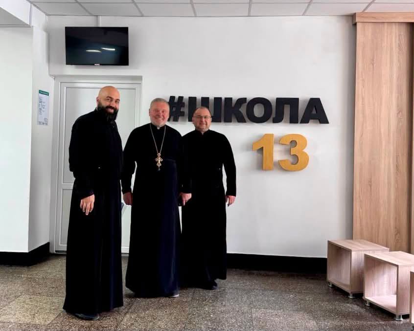 Загальноосвітня школа №13 та парафія Різдва Пресвятої Богородиці підписали меморандум про співпрацю у сфері освіти та виховання Загальноосвітня школа №13 та парафія Різдва Пресвятої Богородиці підписали меморандум про співпрацю у сфері освіти та виховання